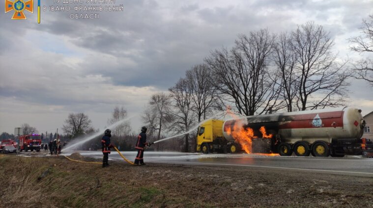 Газовоз загорівся у селі на Франківщині: екстрено евакуювали мешканців трьох будинків - фото