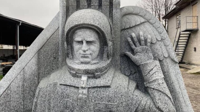 Памятник космонавту Каденюку создали в Житомирской области