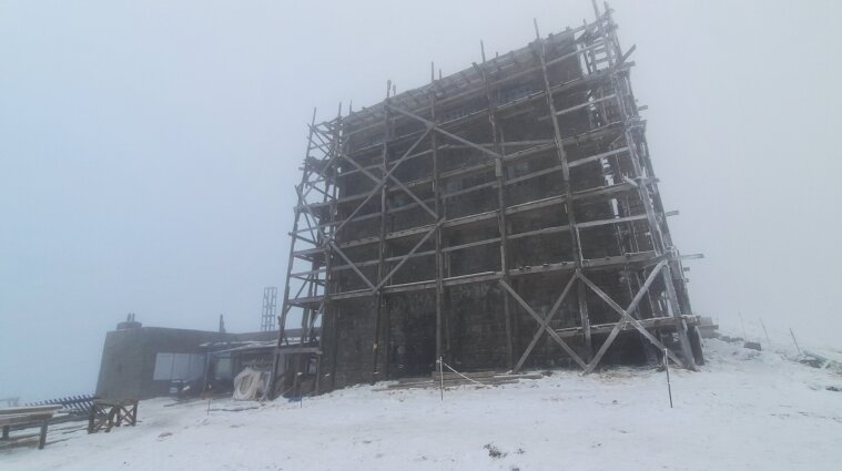Ветрено и морозно: снег покрыл высокогорье Карпат
