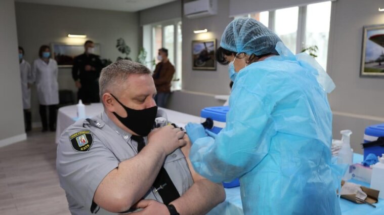 В Украине уже 200 правоохранителей сделали прививки от COVID-19