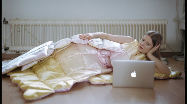 В Латвии презентовали платье-одеяло для работы дома