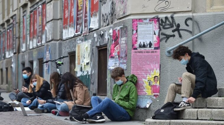 Італійські школярі провели сидячу акцію протесту через карантин