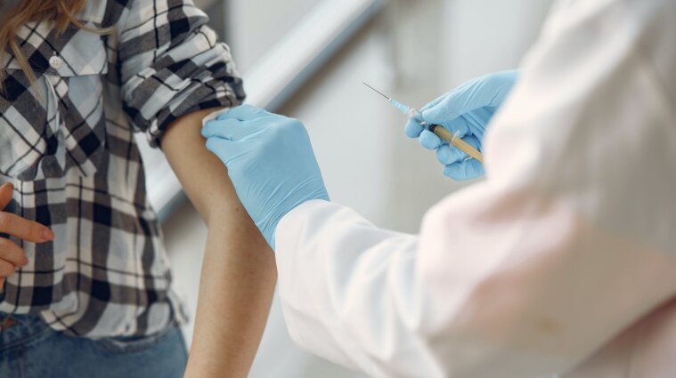 В Україні вакцинували уже майже п'ять тисяч осіб