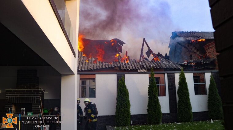 Во время пожара в Днепре сгорели сразу пять квартир, погиб человек