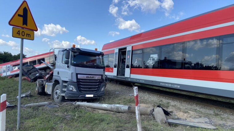 В Польше пассажирский поезд протаранил грузовик и сошел с рельсов
