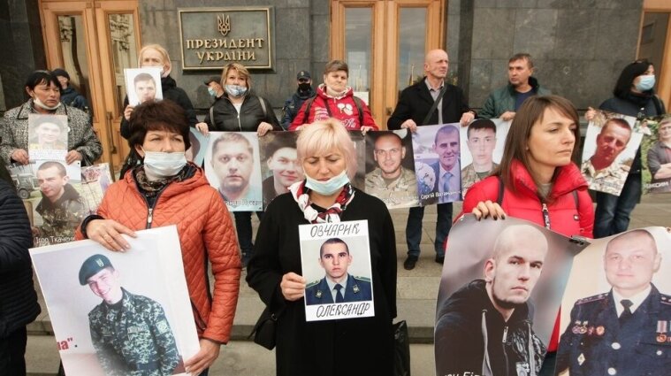 Родичі полонених та зниклих безвісти влаштували акцію під Офісом Президента - фото