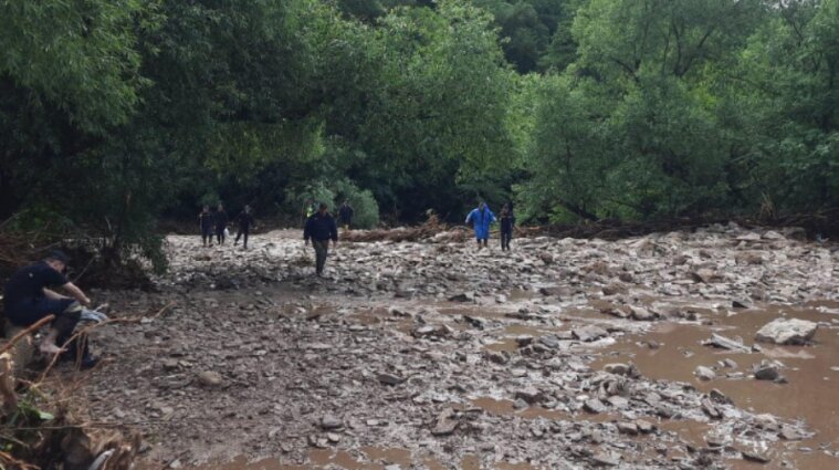 Злива знесла легковик із моста на Тернопільщині: загинули діти