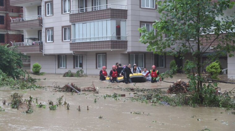 В Турции сильные наводнения затопили города - видео
