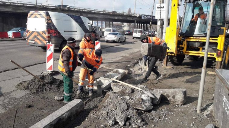 Движение транспорта ограничат в Киеве под путепроводом на Нивках