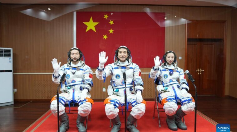 Китай отправил в космос трех астронавтов - фото