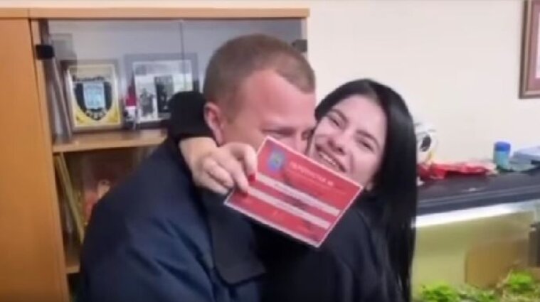 Подарував дівчині перепустку на проїзд центром міста: у Львові відсторонили начальника патрульної поліції (відео)