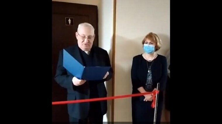 В киевском вузе к 8 Марта торжественно открыли туалет, омбудсмен требует расследовать "действо" (видео)