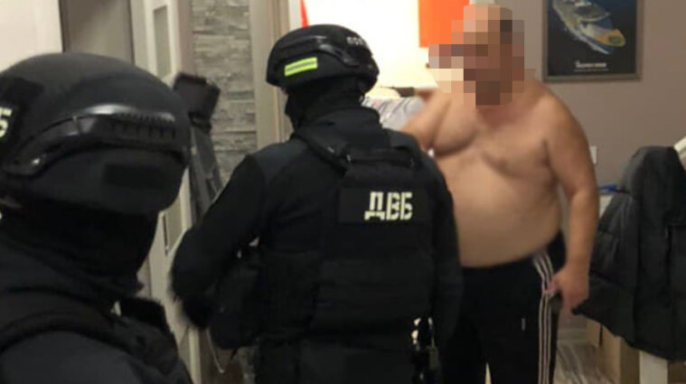 В Киеве правоохранители похитили 13 тыс. долларов с чужой квартиры