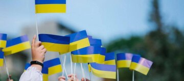 Цепь единства образуют украинцы в День Независимости