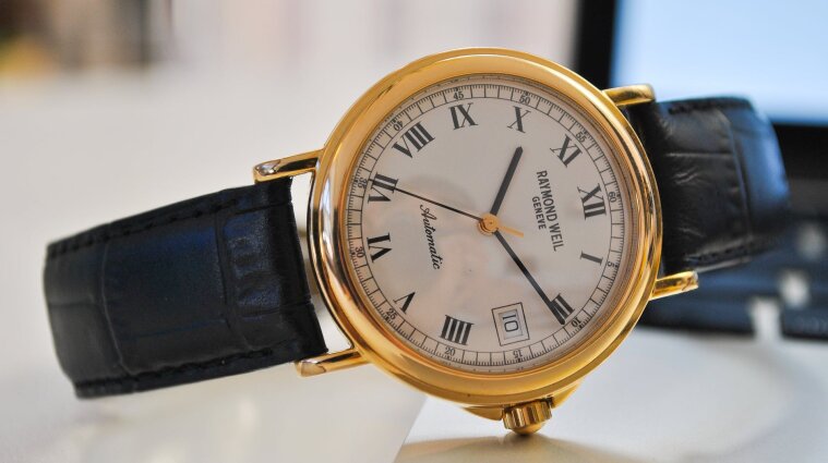 Полмиллиона гривен: Кабмин купил подарочные часы "от премьера"