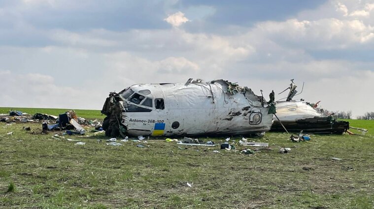 Появились первые фото и видео упавшего на Запорожье самолета АН-26
