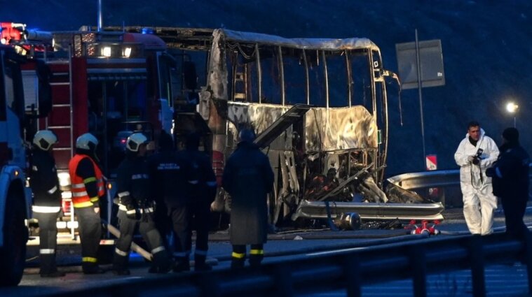 В Болгарии на трассе загорелся автобус: погибли по меньшей мере 45 человек (фото, видео)