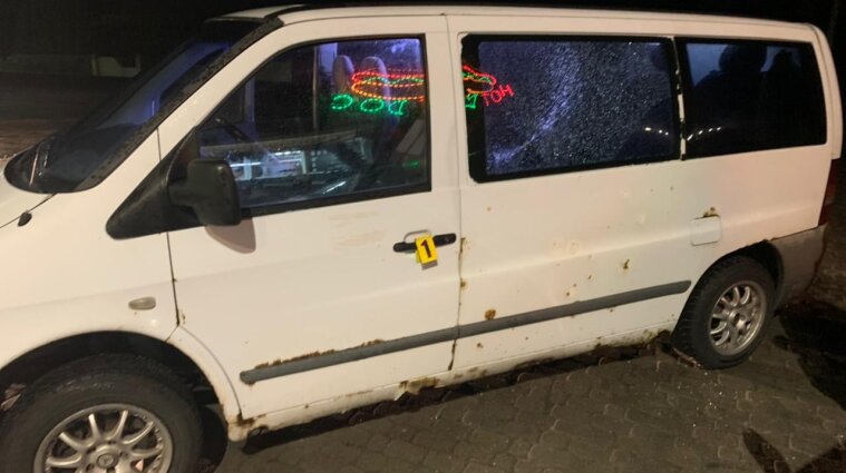 На Львовщине парень обстрелял микроавтобус, в котором находились семь человек (фото)