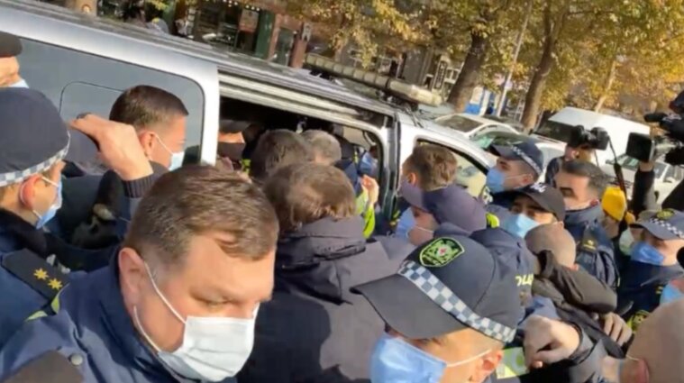Вимагали перевести Саакашвілі до цивільної клініки: у Тбілісі затримали 46 активістів