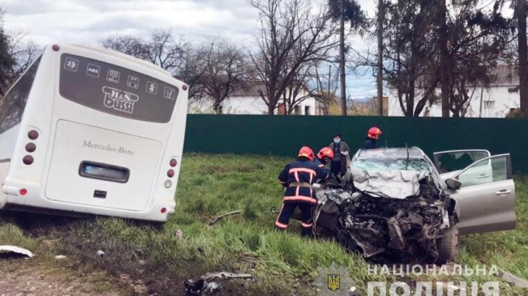 Біля Коломиї автобус зіткнувся з легковиком: є загиблі та поранені