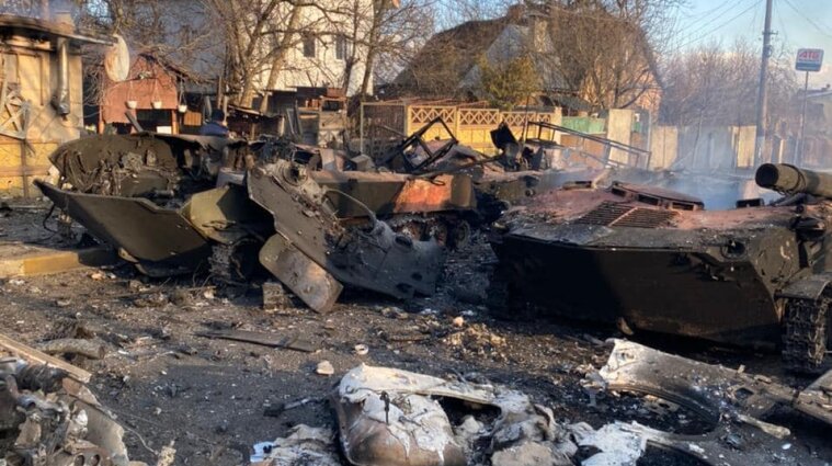 На Київщині тривають бої за Бучу: російська техніка спалена, місто в руїнах (відео)
