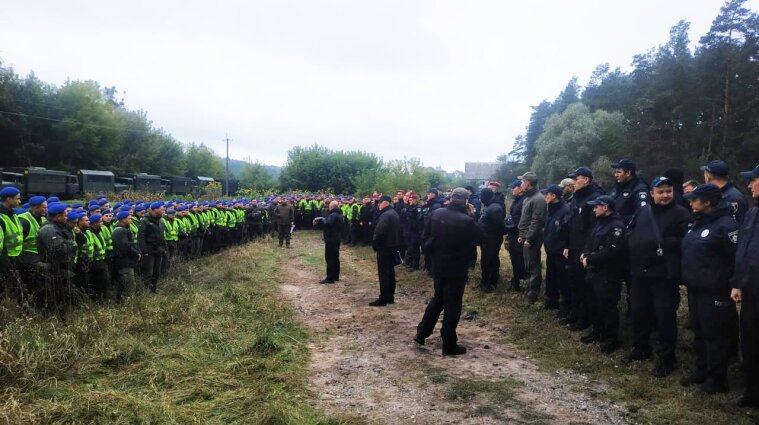 Прочесали 430 га леса и привлекли водолазов: полиция разыскивает напавших на Шефира