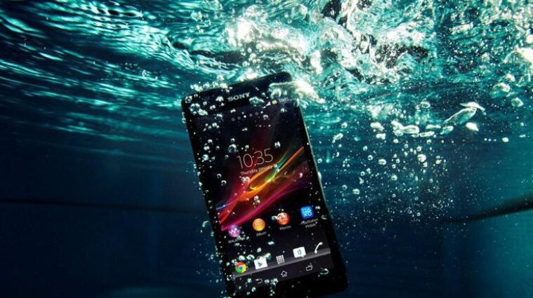 Что делать, если смартфон упал в воду: советы