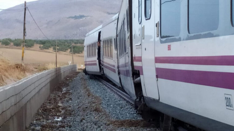 В Іспанії зійшов з рейок пасажирський потяг, є постраждалі