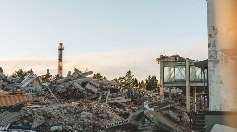 Торнадо у Чехії зруйнував будинки та зніс дерева зі ...
