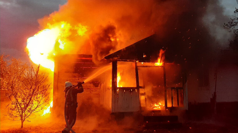 В Украине задержали организованную преступную группу, которая на заказ сжигала дома (фото, видео)