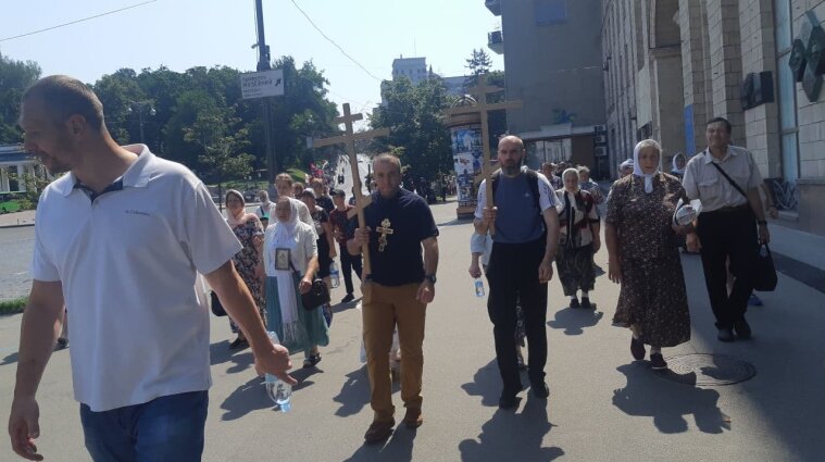 Православные вышли на масштабный крестный ход в Киеве - фото