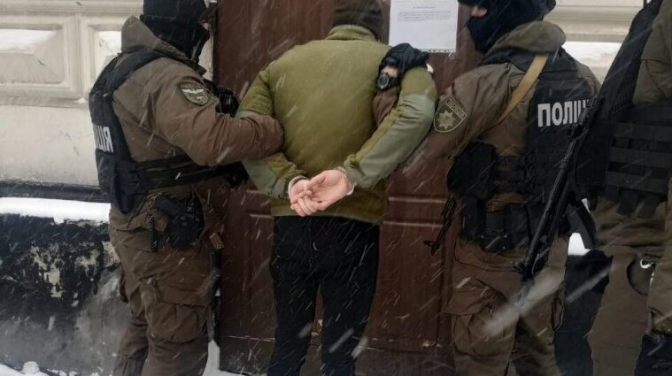 Во Львове полиция задержала двух студентов, которые облили краской памятник Бандере