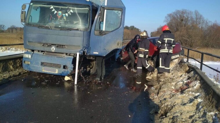 Во Львовской области грузовой автомобиль столкнулся с легковым: пострадали три человека