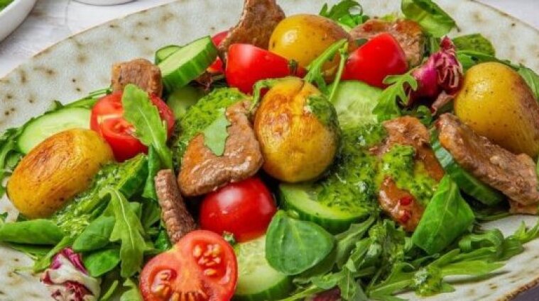 Прості рецепти смакоти: весняний салат з яловичиною