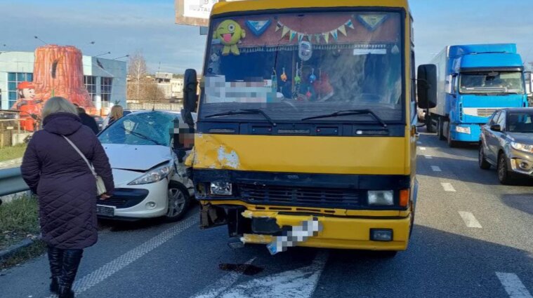 Маршрутка с пассажирами попала в ДТП на трассе Киев-Чоп: есть пострадавшие