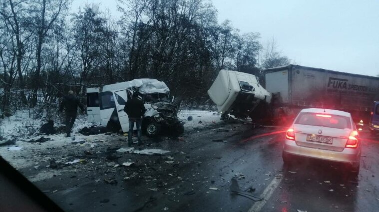 Грузовик и микроавтобус столкнулись на Черниговщине: 11 жертв и 8 травмированных (обновлено)