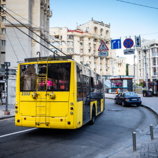 В Киеве 27-28 апреля изменятся маршруты общественного транспорта: как будут ездить автобусы, троллейбусы и электричка