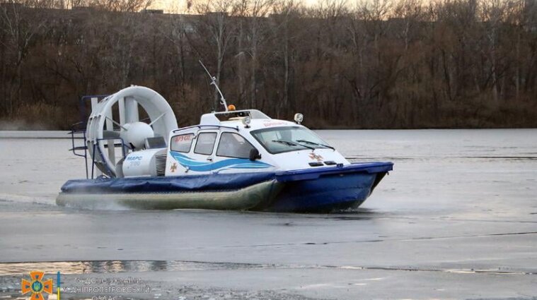 В Днепре четыре человека провалились под лед, спасая рыбака из воды
