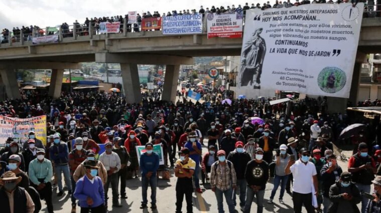В Гватемале тысячи людей требуют отставки президента - фото