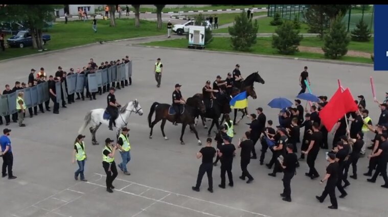 Харківські поліціянти навчалися боротися з "хуліганами" з державним прапором (відео)