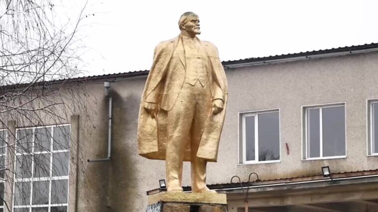 В Одесской области демонтировали золотой памятник Ленину