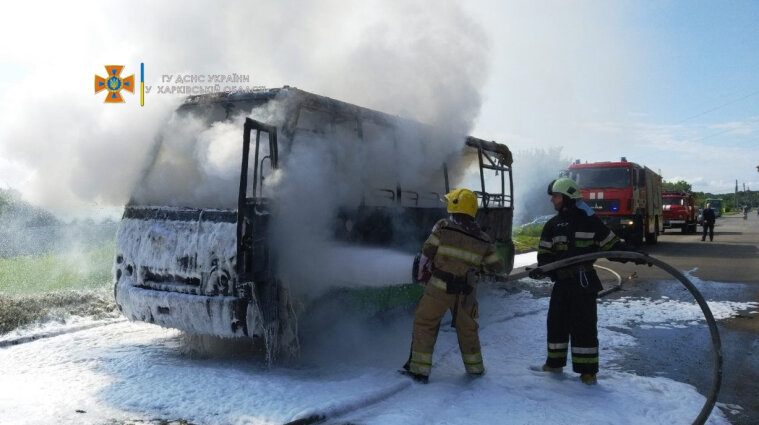 Маршрутний автобус з пасажирами загорівся у Харкові  - фото