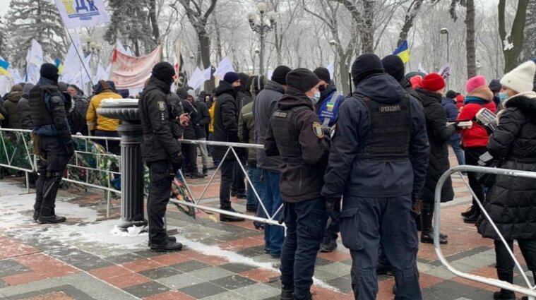 ОПЗЖ через санкції звозить до Києва людей на мітинги 