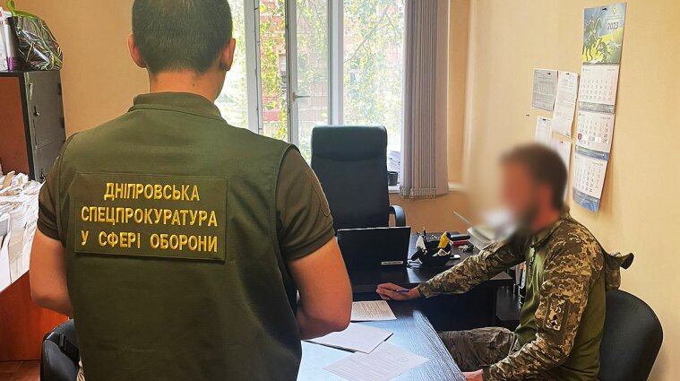 На Дніпропетровщині командир військової частини здав у ломбард два квадрокоптери та чотири портативні радіостанції