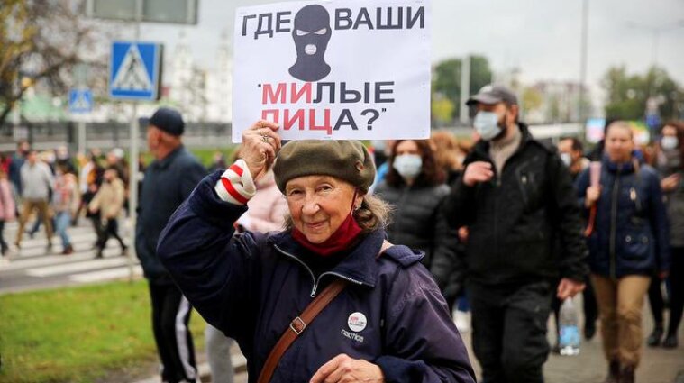 В Білорусі силовики застосовують світлошумові гранати проти учасників