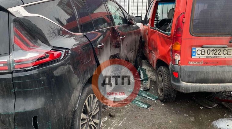 Массовое ДТП в Гостомеле: водитель разбил пять автомобилей на стоянке и скрылся - фото