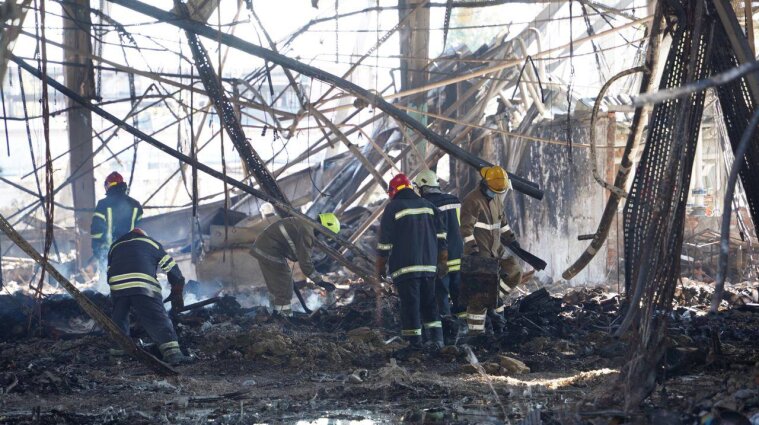 Двоє рятувальників постраждали під час розбору завалів ТРЦ у Кременчуці