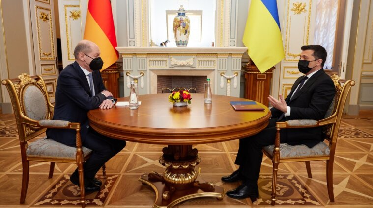 Німеччина наполягає на прямих переговорах Києва та Москви і виділяє Україні кілька кредитів