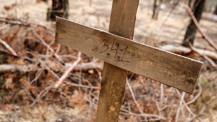Закопували людей живцем: злочини росіян в Ізюмі втричі масштабніші, ніж у Київській області