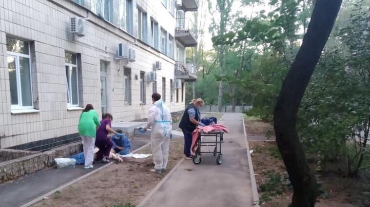 У Києві два чоловіки вистрибнули з вікна лікарні для хворих на COVID-19